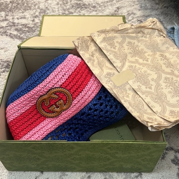 NWT GUCCI RAFFIA-EFFECT VISCOSE BUCKET HAT
$ 750 - Picture 14 of 17